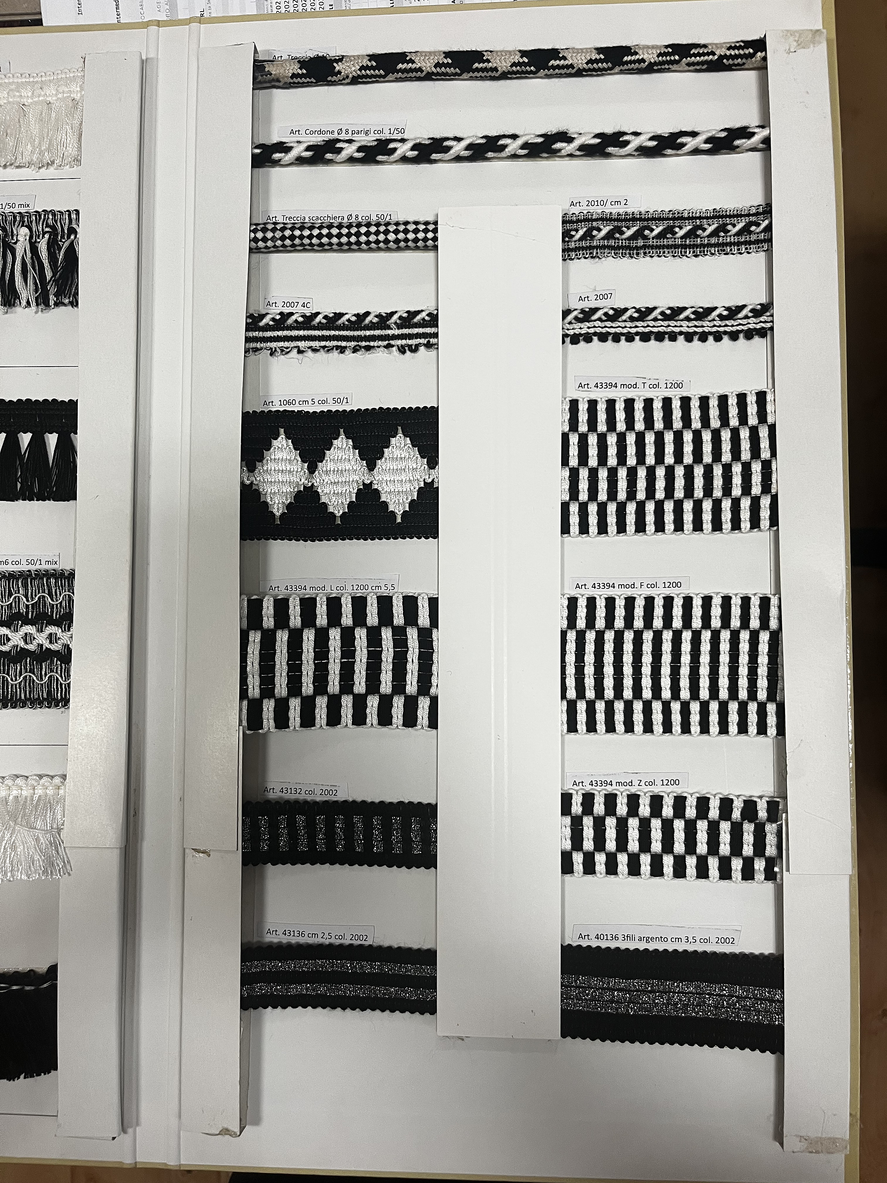Collezione B/W, cartella di bordi e passamanerie in bianco e nero